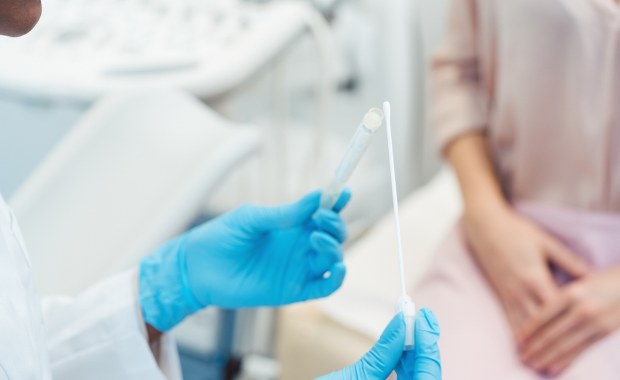 Grozili ginekolożce z Oleśnicy. Zarzuty miał usłyszeć ksiądz i nie tylko