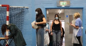 Groźna choroba rozprzestrzenia się. Dwie ofiary śmiertelne, kolejki po szczepionkę