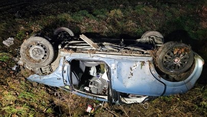 Groźne dachowanie w Małopolsce. 5 młodych mężczyzn trafiło do szpitala