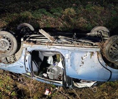 Groźne dachowanie w Małopolsce. 5 młodych mężczyzn trafiło do szpitala