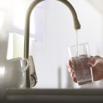 Groźne substancje w wodach Europy. Oto kraje, gdzie lepiej nie pić z kranu