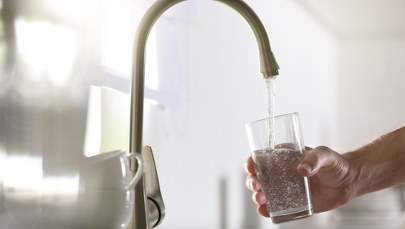 Groźne substancje w wodach Europy. Oto kraje, gdzie lepiej nie pić z kranu