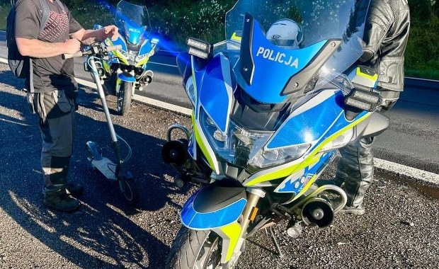 Groźny incydent na drodze krajowej! Hulajnoga elektryczna wśród rozpędzonych pojazdów