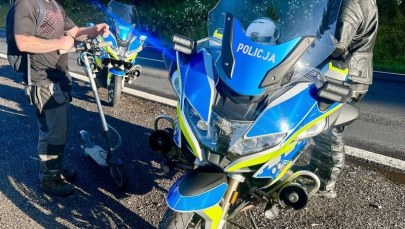 Groźny incydent na drodze krajowej! Hulajnoga elektryczna wśród rozpędzonych pojazdów