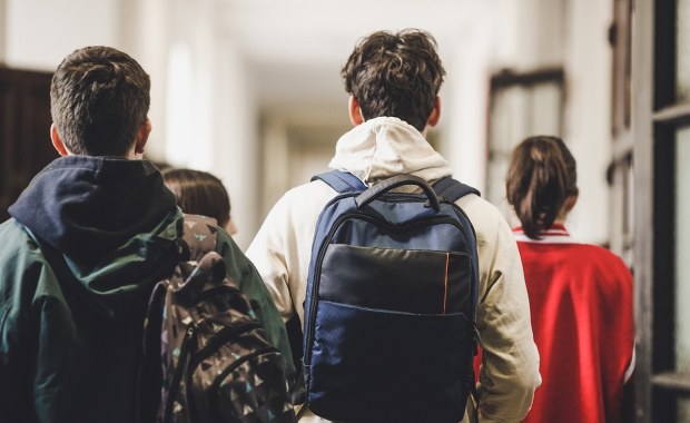 Groźny incydent przed wrocławską szkołą. Zamaskowany mężczyzna groził uczniom 