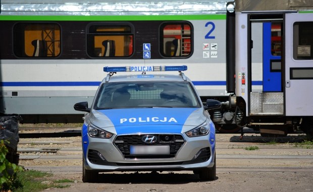 Groźny incydent w pociągu. Agresywny pasażer z repliką broni