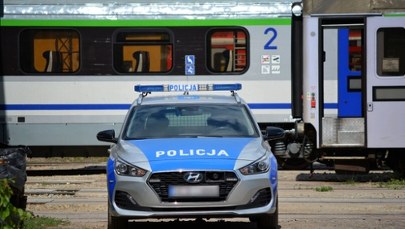 Groźny incydent w pociągu. Agresywny pasażer z repliką broni