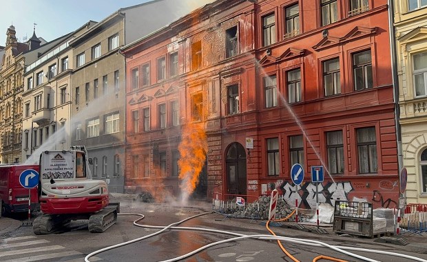 ​Groźny pożar gazociągu w centrum Pragi. Fasady kamienic w płomieniach