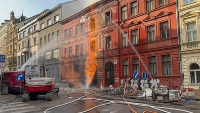 ​Groźny pożar gazociągu w centrum Pragi. Fasady kamienic w płomieniach