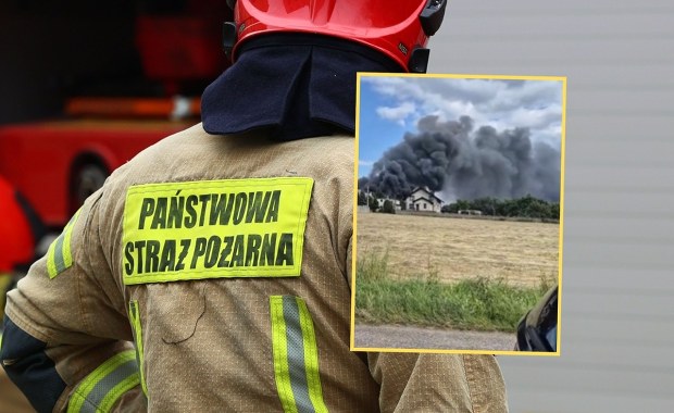Groźny pożar hali magazynowej. Apel do mieszkańców