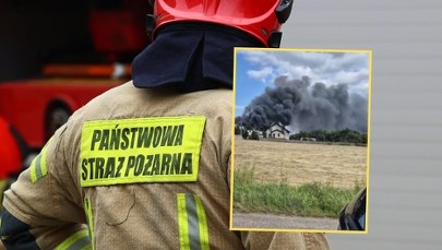 Groźny pożar hali magazynowej. Apel do mieszkańców