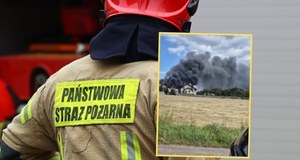 Groźny pożar hali magazynowej. Straż apeluje do mieszkańców