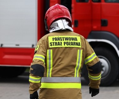 Groźny pożar magazynu przy szpitalu we Wrocławiu. Strażacy w akcji