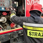 Groźny pożar w Bełchatowie w hurtowni fajerwerków i zniczy