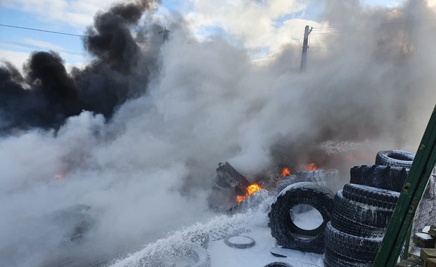 Groźny pożar w Lipce. W ogniu stanęło składowisko opon