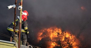 Groźny pożar w Łódzkiem. Dwóch strażaków miało wypadek