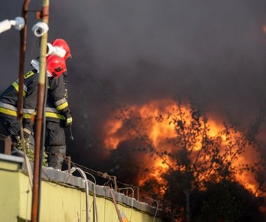 Groźny pożar w Łódzkiem. Dwóch strażaków miało wypadek