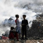 Groźny pożar wysypiska śmieci w Indiach. Góry odpadów od lat są zagrożeniem