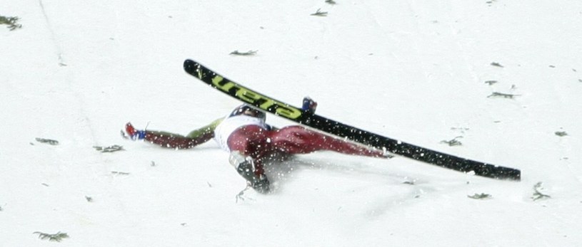 Groźny upadek skoczka narciarskiego Jana Mazocha na skoczni w Zakopanem /Norbert Roztocki /East News