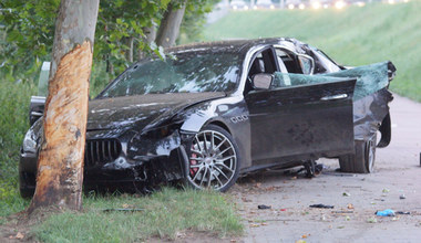 Groźny wypadek. Maserati uderzyło w drzewo 