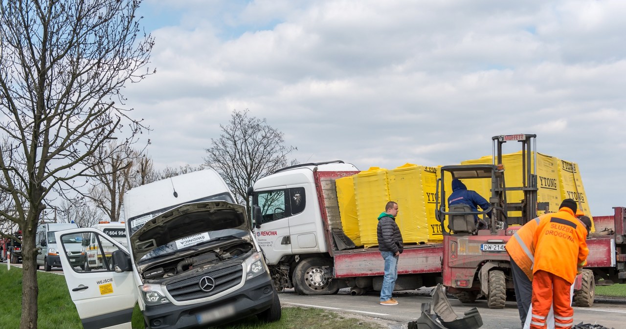 Groźny wypadek na DK35. W zderzeniu 4 samochodów rannych zostało 9 osób