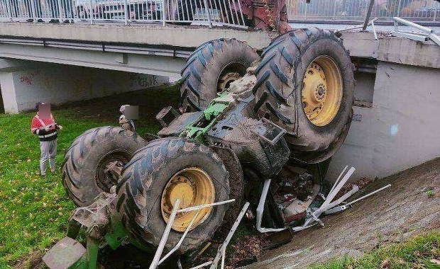 ​Groźny wypadek na Dolnym Śląsku. Ciągnik spadł z mostu