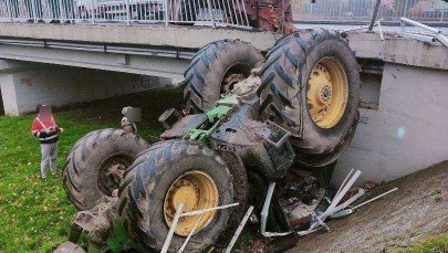 ​Groźny wypadek na Dolnym Śląsku. Ciągnik spadł z mostu
