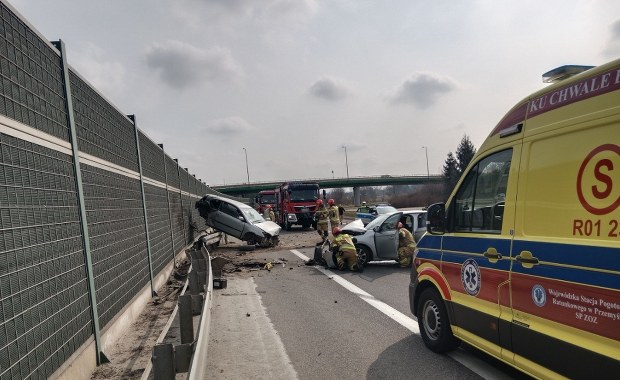 ​Groźny wypadek na Podkarpaciu. Samochód wylądował na barierze
