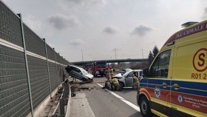 ​Groźny wypadek na Podkarpaciu. Samochód wylądował na barierze