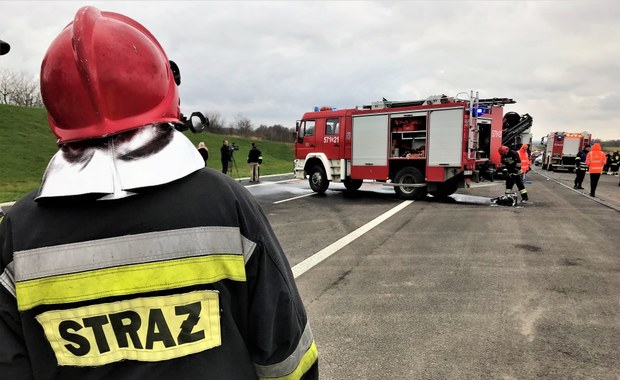 Groźny wypadek na S3 w Lubuskiem. Na jezdnię wylało się paliwo