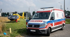 Groźny wypadek na S8. Kobieta wysiadła z auta, potrąciło ją Iveco
