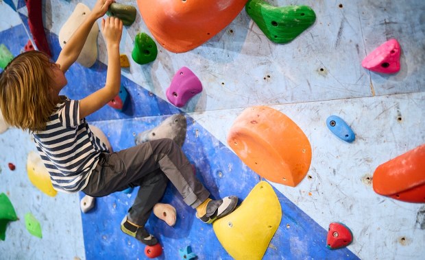 Groźny wypadek na ściance wspinaczkowej w Warszawie. 11-latek spadł na swojego brata 