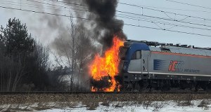 Groźny wypadek pod Warszawą. Pożar po zderzeniu auta z pociągiem