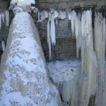 Groźny wypadek pod zamarzniętym wodospadem. Lód spadł na ludzi