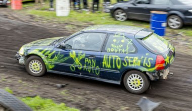 Groźny wypadek podczas Wrak-Race. Koło z Toyoty uderzyło kobietę