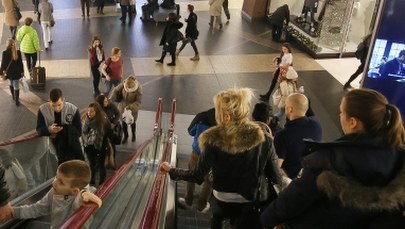 Groźny wypadek w centrum handlowym w Warszawie. Chciał ukraść kurtkę, spadł z piętra