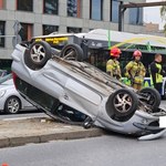 Groźny wypadek w Krakowie. Dachowało auto 