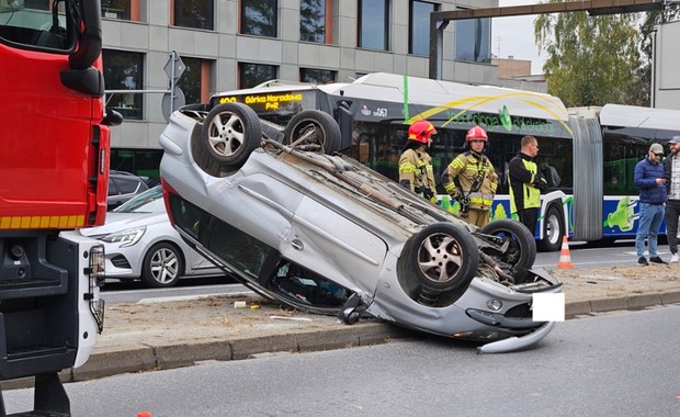 Groźny wypadek w Krakowie. Dachowało auto 