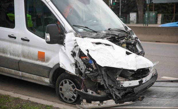 Groźny wypadek w Krakowie. Pojazd wojskowy zderzył się z busem, ogromne utrudnienia