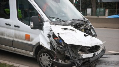 Groźny wypadek w Krakowie. Pojazd wojskowy zderzył się z busem, ogromne utrudnienia