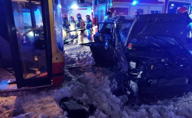 Groźny wypadek w Markach. Autobus wbił się w samochód, dwie osoby w szpitalu