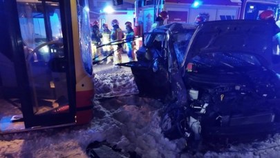 Groźny wypadek w Markach. Autobus wbił się w samochód, dwie osoby w szpitalu