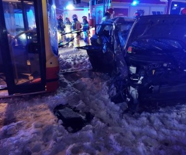 Groźny wypadek w Markach. Autobus wbił się w samochód, dwie osoby w szpitalu