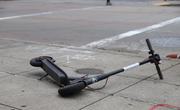 Groźny wypadek w Pszczynie. Nastolatek na hulajnodze wjechał w rowerzystę