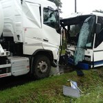 Groźny wypadek w Trzemiętowie. Autobus zderzył się czołowo  z ciężarówką