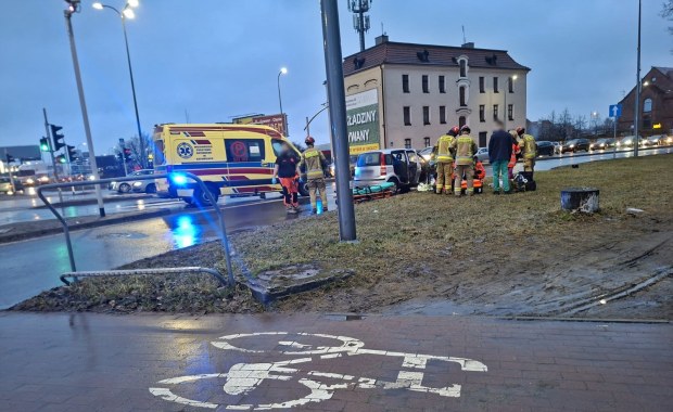 Groźny wypadek w Tychach. Karetka zderzyła się z autem osobowym
