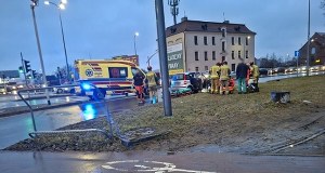 Groźny wypadek w Tychach. Karetka zderzyła się z autem osobowym
