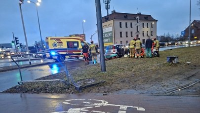 Groźny wypadek w Tychach. Karetka zderzyła się z autem osobowym