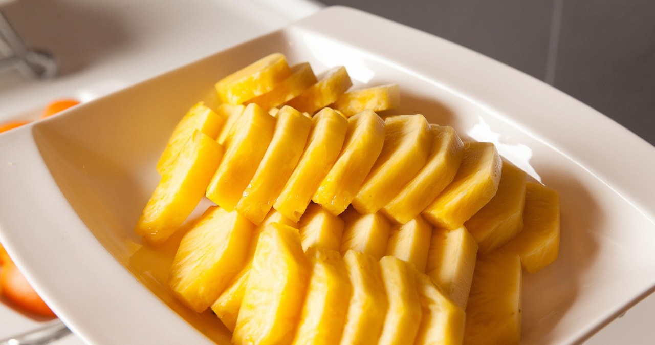 Gruba skórka chroni miąższ ananasa przed wnikaniem pestycydów /bbtreesubmission /123RF/PICSEL