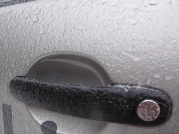 Gruba warstwa lodu pokrywała o poranku wiele samochodów /Adam Górczewski /RMF FM